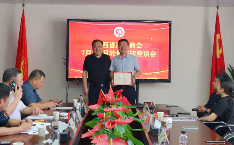 任命常务副会长李青龙为陕西省河南商会执行会长，并颁发证书.jpg