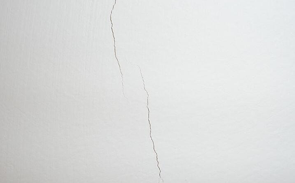 喷完乳胶漆墙面裂缝了是什么原因?